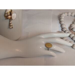 Pretty Vintage 1980s Silver-Tone Champagne Enameled Oval Ring w/ Wrap Band